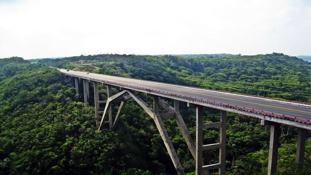 Bacunayagua bridge viewpoint